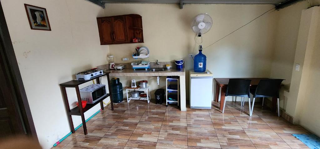Кухня или мини-кухня в Departamento Amoblado Starlink -Pto Ayora
