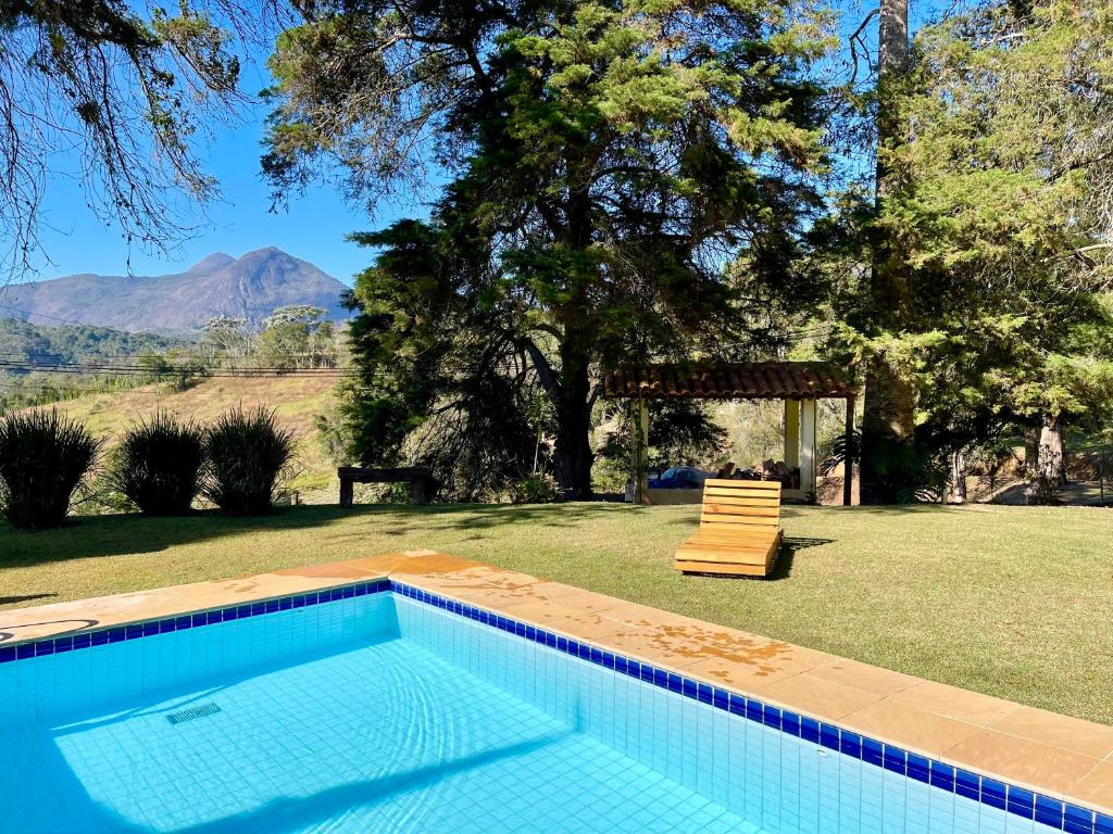 特雷索波利斯的住宿－Sitio Haras Vitoria，一座房子的院子内的游泳池