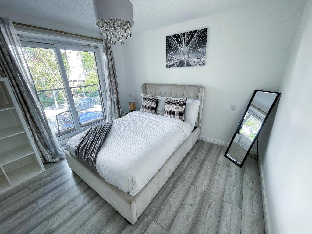 Postel nebo postele na pokoji v ubytování Lovely 2-Bed Flat along the River Thames