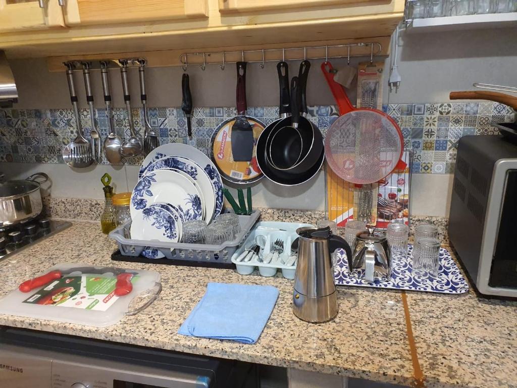 una encimera de cocina con platos y utensilios. en maison alhaj, en Tánger