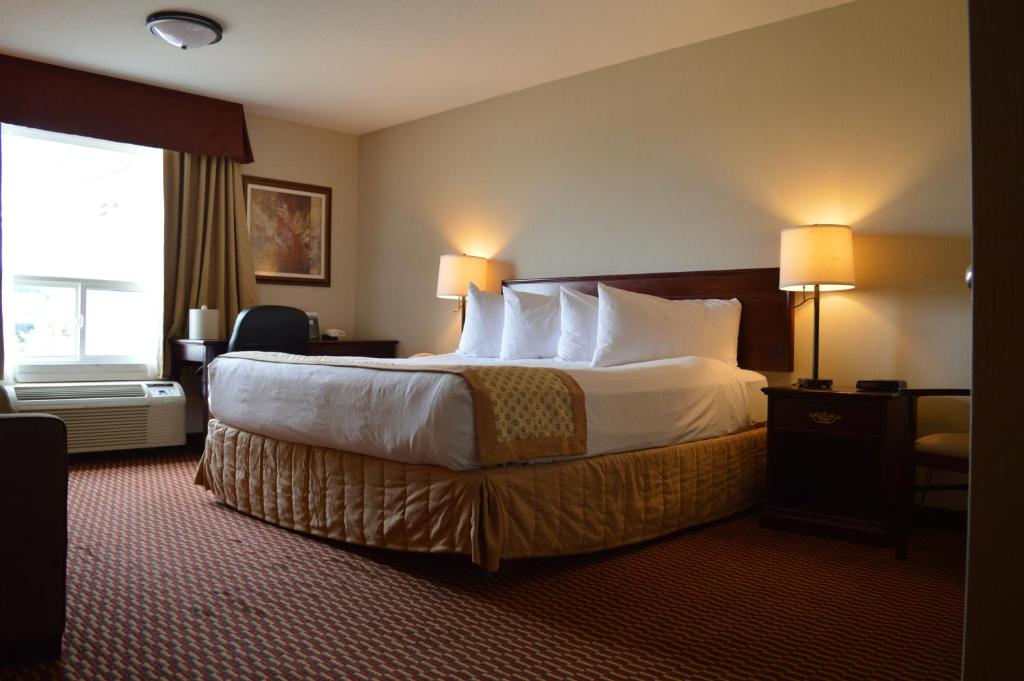 Postel nebo postele na pokoji v ubytování Best Western of Olds