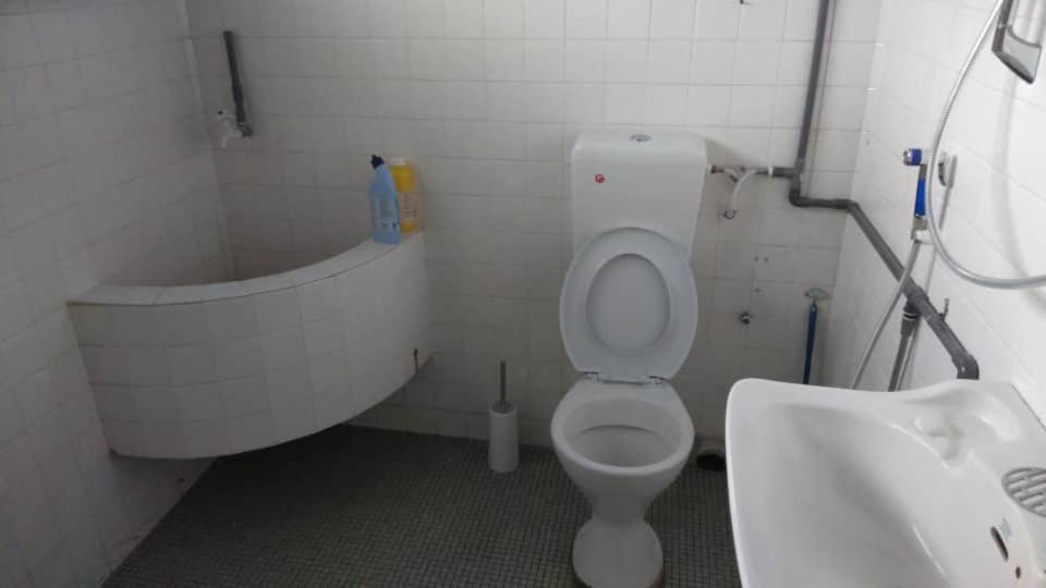 IPOH Homestay في ايبوه: حمام مع حوض ومرحاض وحوض استحمام