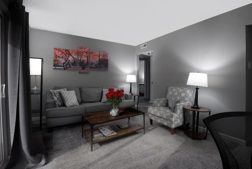 uma sala de estar com um sofá e uma cadeira em Luxurious 2-Bedroom Abode with Elevated Comforts Near Main Street em St. Charles