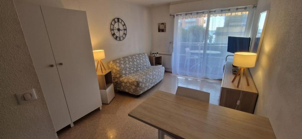 un salon avec un canapé et une table dans l'établissement Studio bord de mer à proximité monaco et menton 4 personnes à roquebrune cap martin, à Roquebrune-Cap-Martin