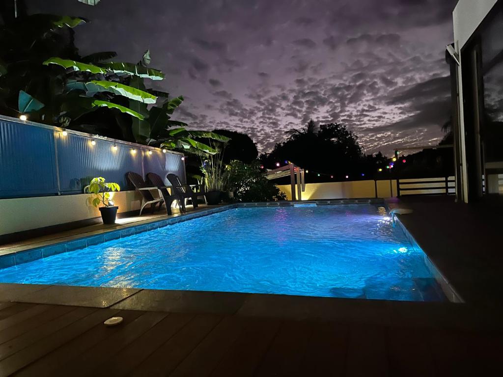 - une piscine sur un balcon la nuit dans l'établissement La KAZA-De-LINE, à Saint-Joseph