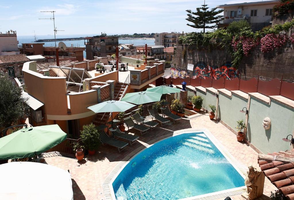 The swimming pool at or close to Villa Cristina