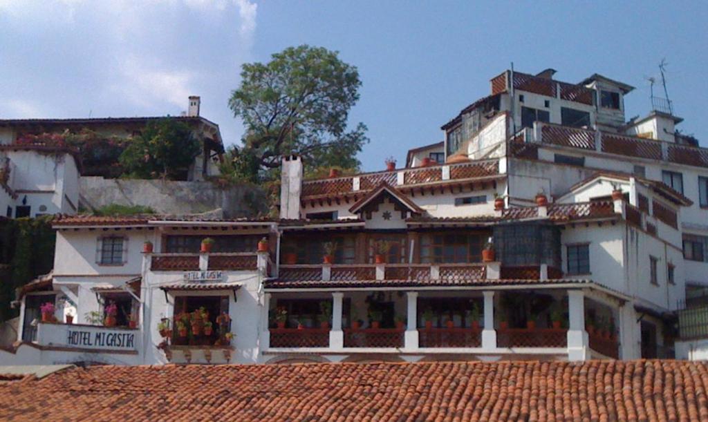 un gran edificio blanco sentado en la azotea en Hotel Mi Casita en Taxco de Alarcón