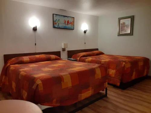 ein Hotelzimmer mit 2 Betten in einem Zimmer in der Unterkunft Shiny Motel in Hoquiam
