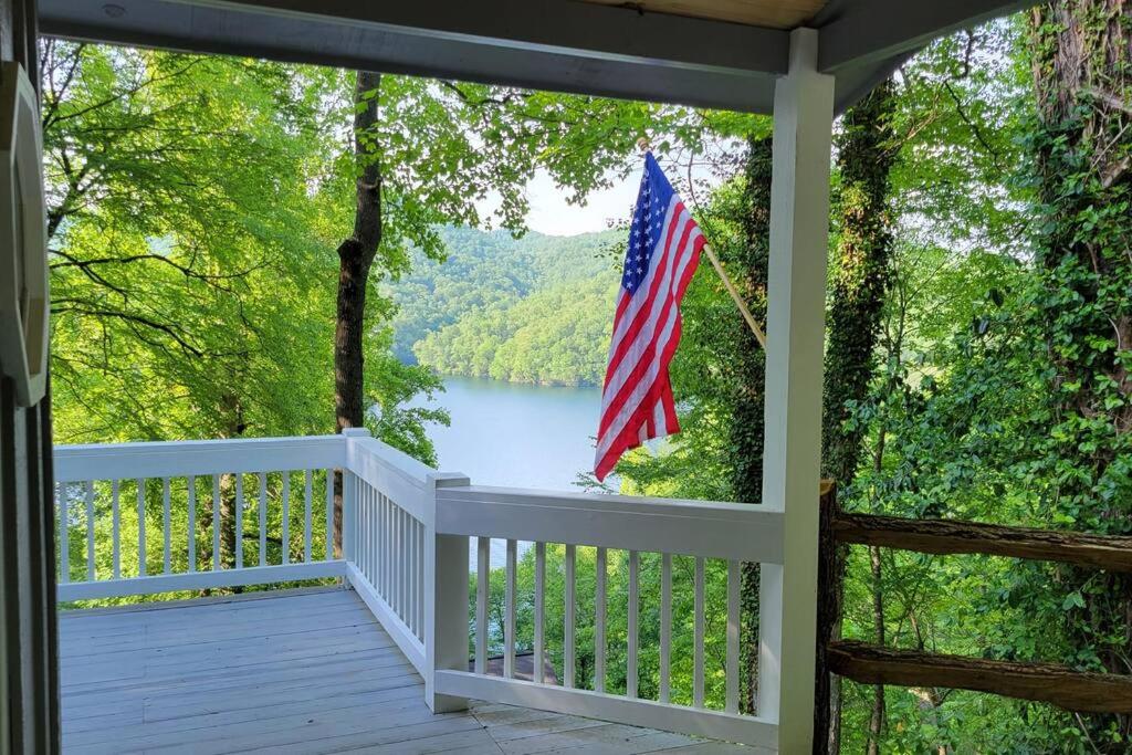 un porche con bandera americana y vistas al lago en Lakeview Retreat, Wi-fi, pool table, fire pit, en Topton