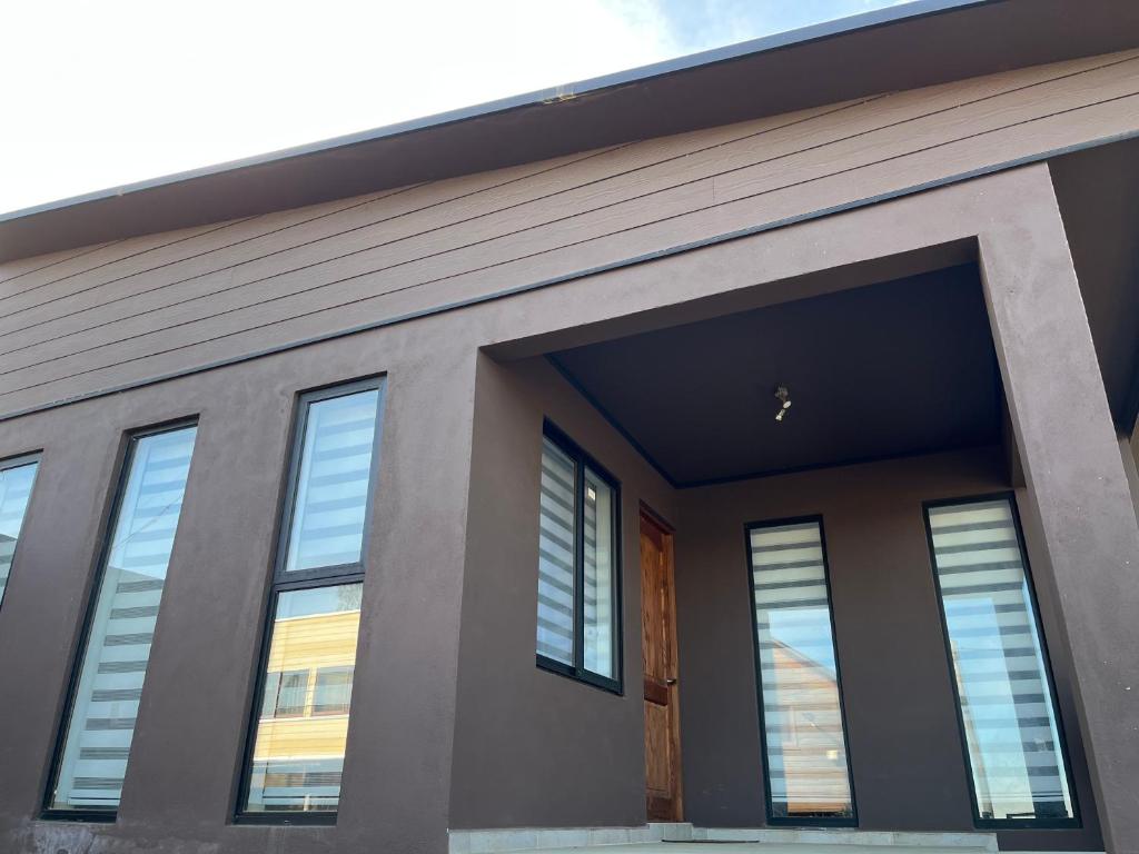 d'une maison avec fenêtres dans l'établissement Casa con vista al mar!, à Tomé