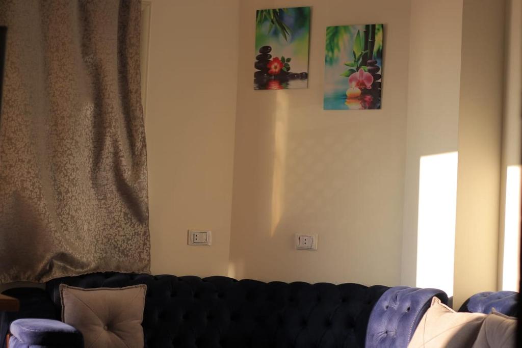 Posezení v ubytování اجمل شاليه بقرية بلو باي بمرسى مطروح مكيف غرفتين ورسيبشن best chalet 2 room marsa matrouh blue bay village