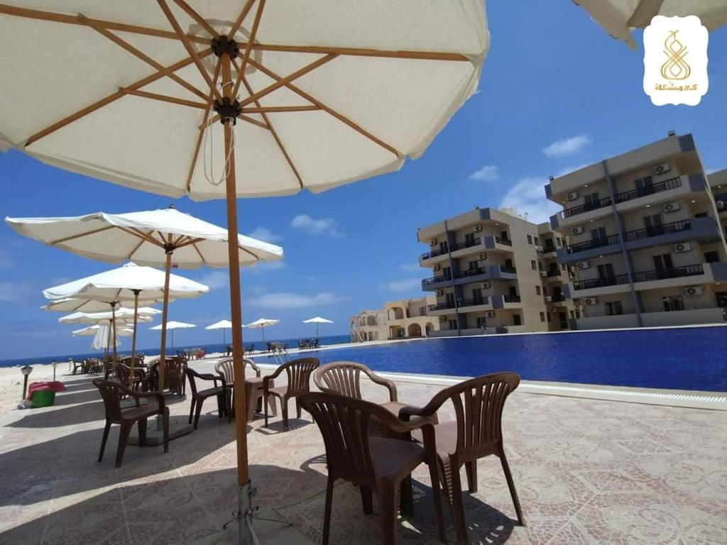 Balkón nebo terasa v ubytování اجمل شاليه بقرية بلو باي بمرسى مطروح مكيف غرفتين ورسيبشن best chalet 2 room marsa matrouh blue bay village