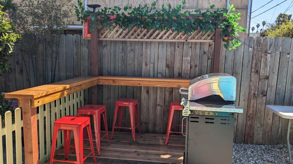 een bar in de achtertuin met krukken en een grill bij Villa di Valli in Los Angeles