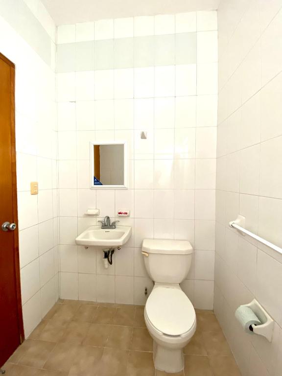 Koupelna v ubytování Hotel Delfines - a 2 calles del Acuario Veracruz