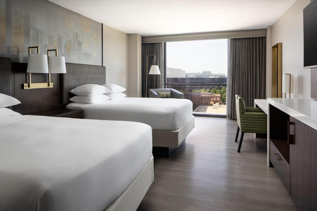 Habitación de hotel con 2 camas y escritorio en Dallas-Addison Marriott Quorum by the Galleria, en Dallas