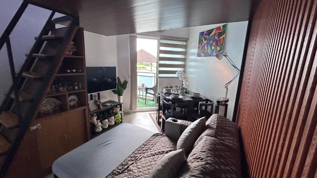 ein Wohnzimmer mit einem Sofa und einem Tisch in der Unterkunft Kurlix Suites of Azure North in San Fernando