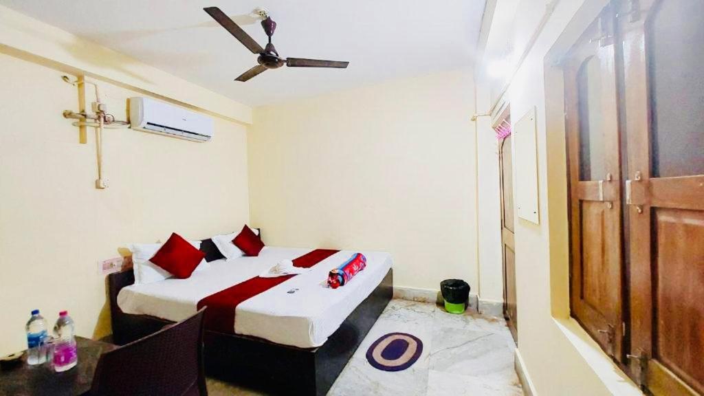 Ένα ή περισσότερα κρεβάτια σε δωμάτιο στο Hotel Ashok Royal ! Puri