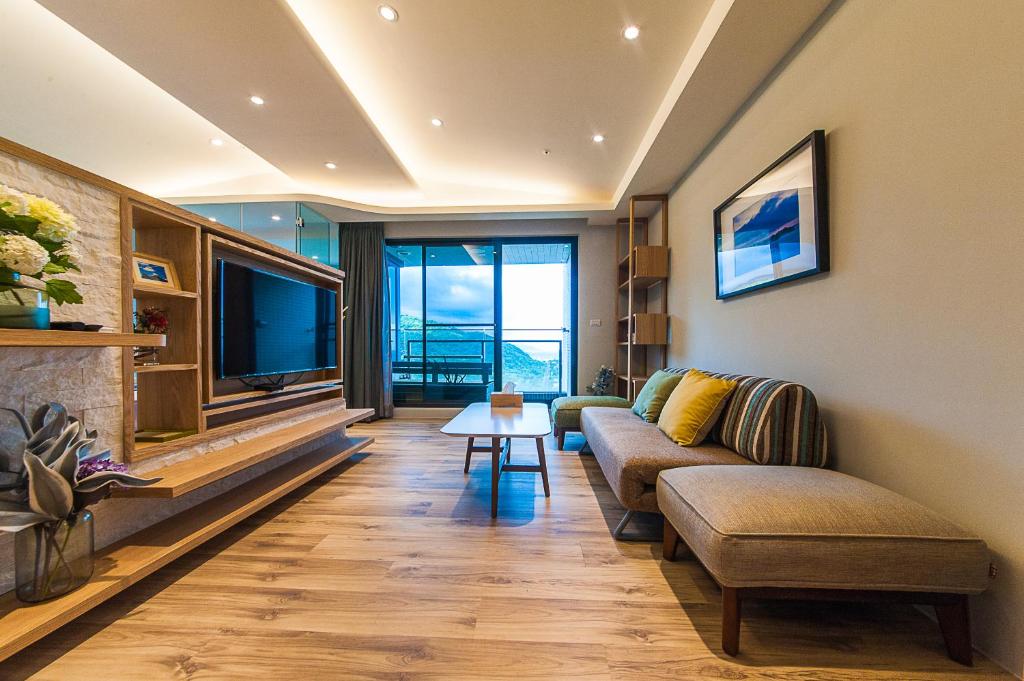 TV a/nebo společenská místnost v ubytování 漫遊小旅泳池溫泉宅 Roaming Travel Hot Spring Homestay