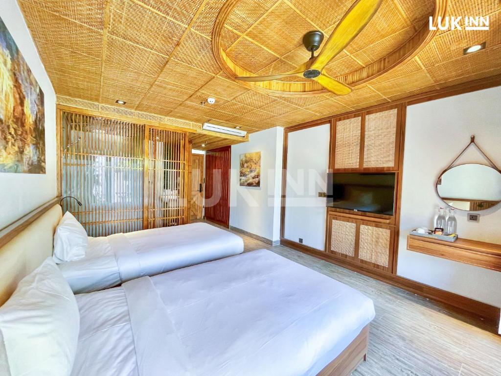 Postel nebo postele na pokoji v ubytování LUK Inn Hotel - An Thượng, Đà Nẵng