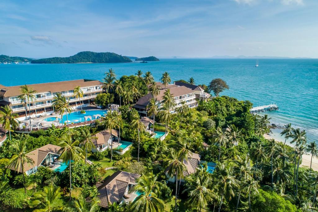 Cape Panwa Hotel Phuket في شاطئ بنوا: اطلالة جوية على المنتجع والمحيط