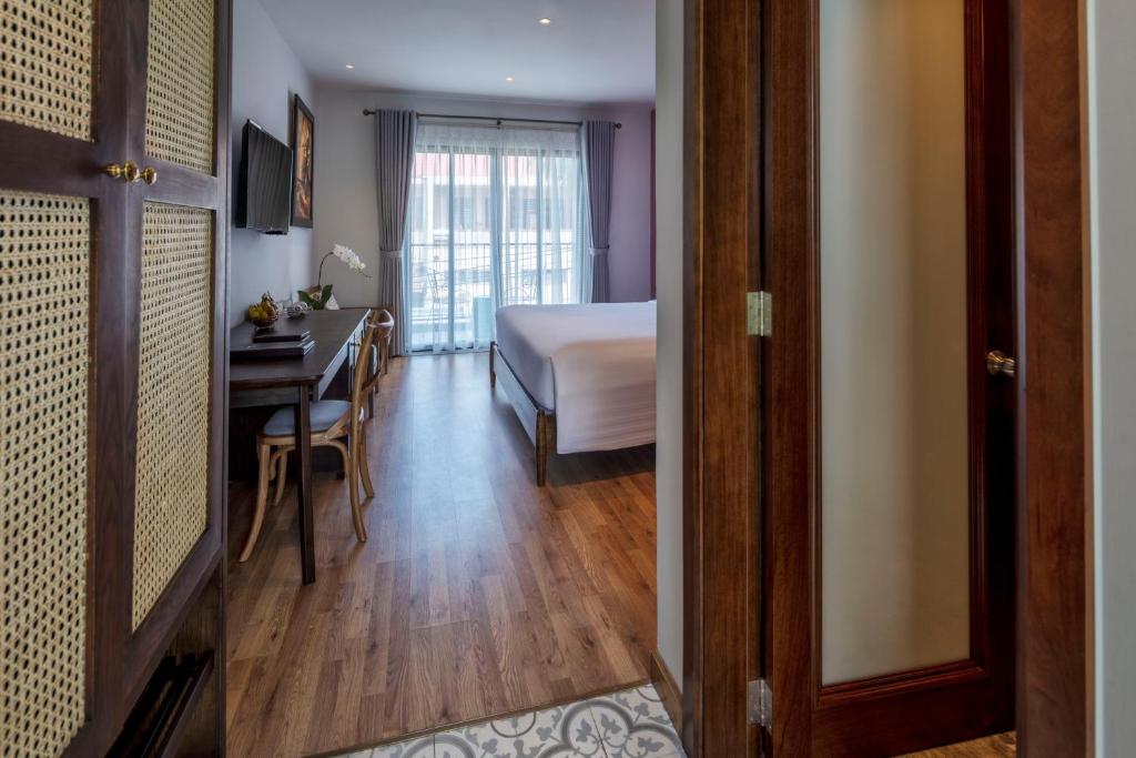 Deluxe King Room with Balcony and Pool View