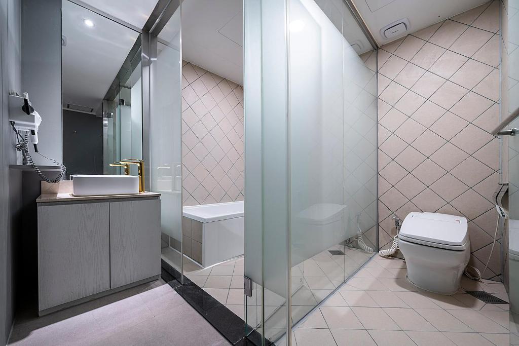 Brown Dot Hotel Osan - Deluxe Double Room With 2 Computers
