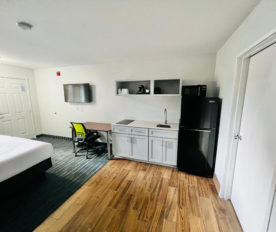 Kuchyň nebo kuchyňský kout v ubytování Studio 6 Flagstaff AZ