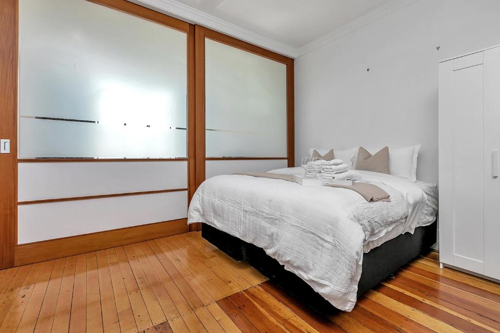 1 dormitorio con cama y ventana grande en Heritage beauty, en Auckland