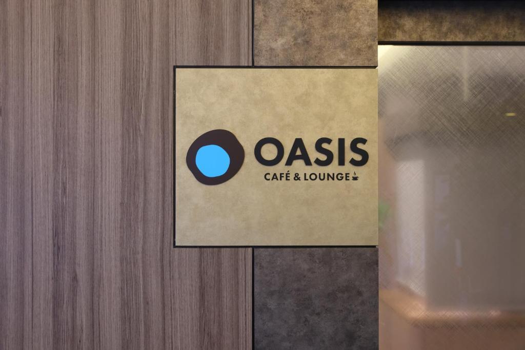 a sign that says oasis cafe and lounge at Dormy Inn Kanazawa Natural Hot Spring in Kanazawa