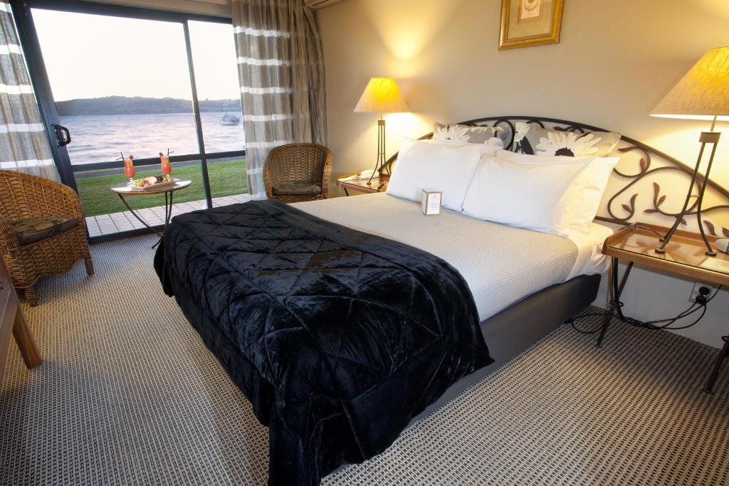 
Standard Queen Room with Lake View
