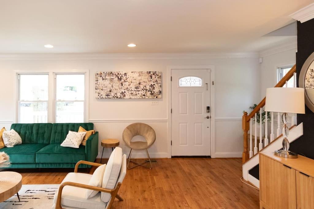 sala de estar con sofá verde y silla en Takoma Park Home ~ 6 Mi to the National Mall!, en Takoma Park