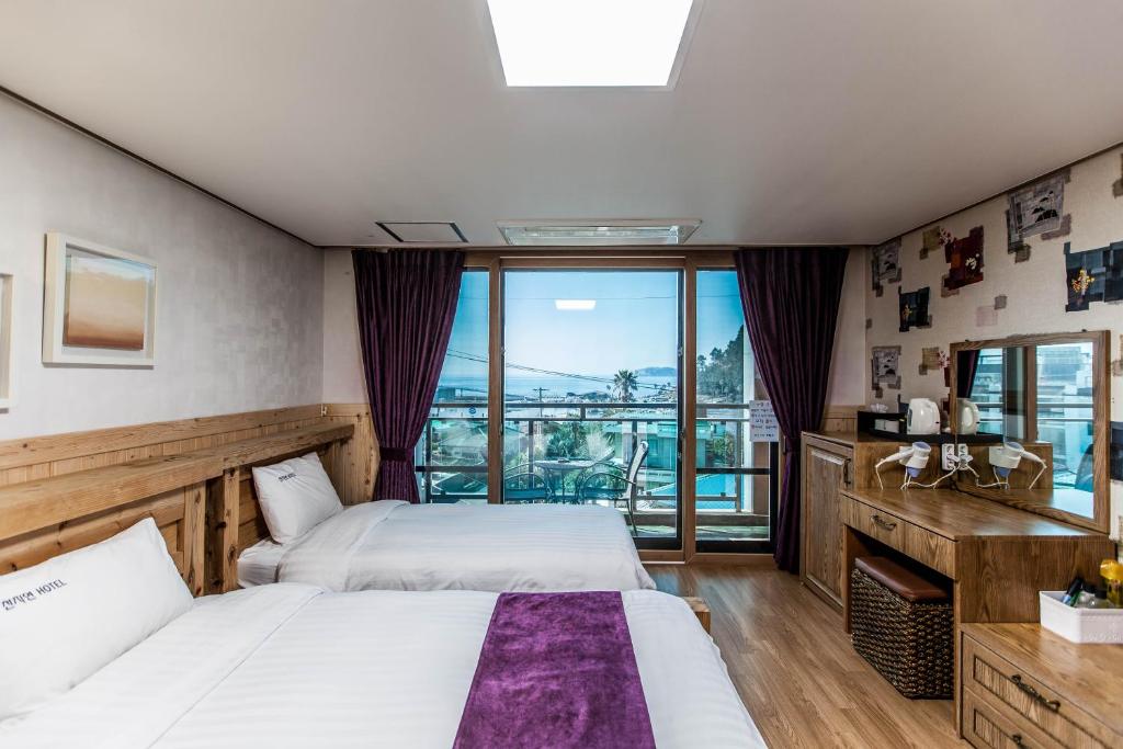 Postel nebo postele na pokoji v ubytování Cheonjiyeon Hotel