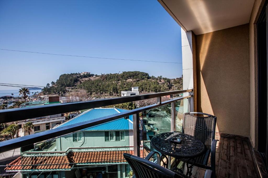 Balkón nebo terasa v ubytování Cheonjiyeon Hotel
