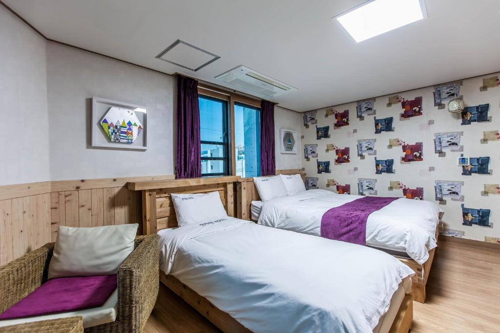 Postel nebo postele na pokoji v ubytování Cheonjiyeon Hotel