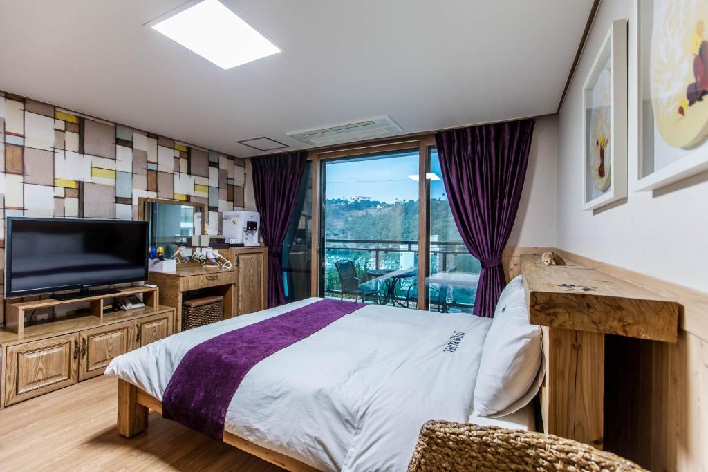 TV a/nebo společenská místnost v ubytování Cheonjiyeon Hotel