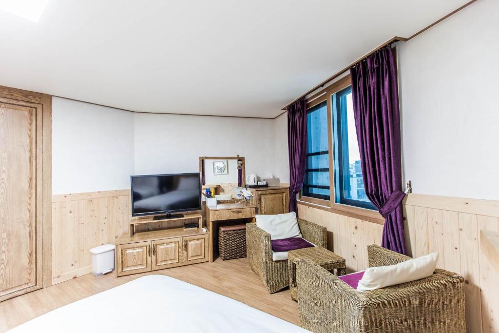 TV a/nebo společenská místnost v ubytování Cheonjiyeon Hotel