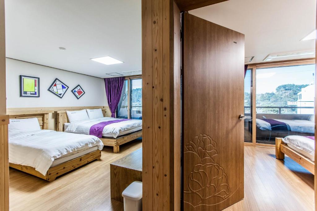 Postel nebo postele na pokoji v ubytování Cheonjiyeon Hotel