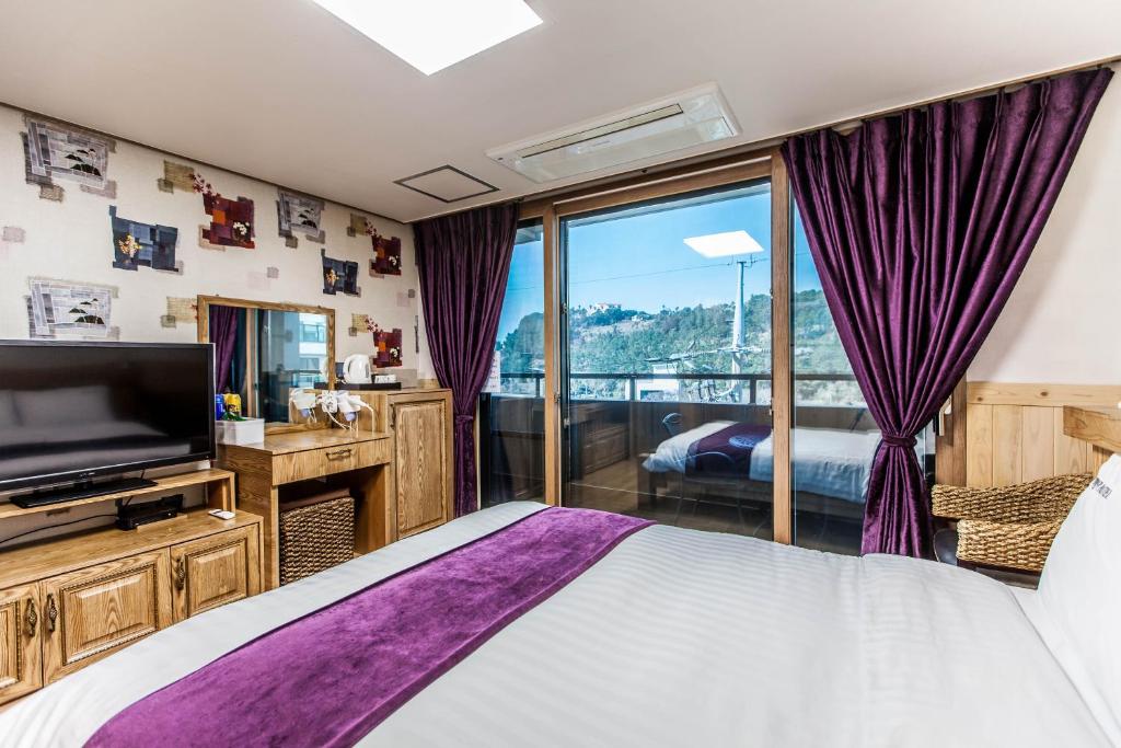 TV a/nebo společenská místnost v ubytování Cheonjiyeon Hotel