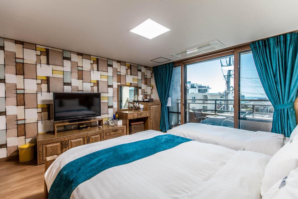 Postel nebo postele na pokoji v ubytování Cheonjiyeon Hotel