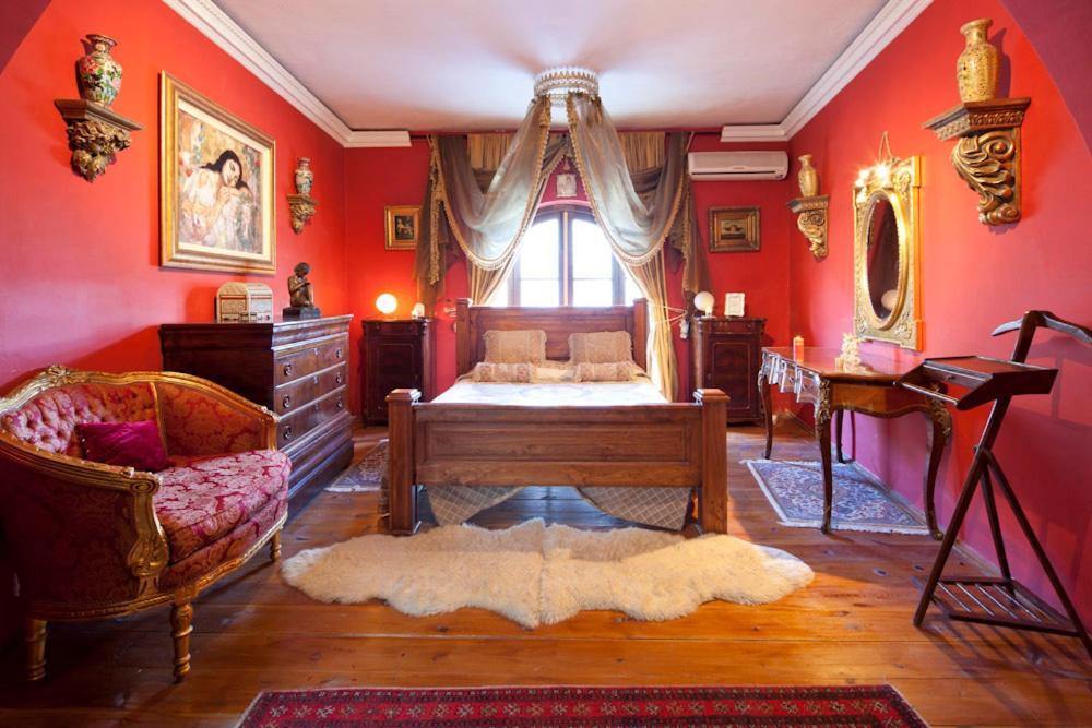 1 dormitorio con paredes rojas, 1 cama y ventana en Knights In Malta, en Naxxar