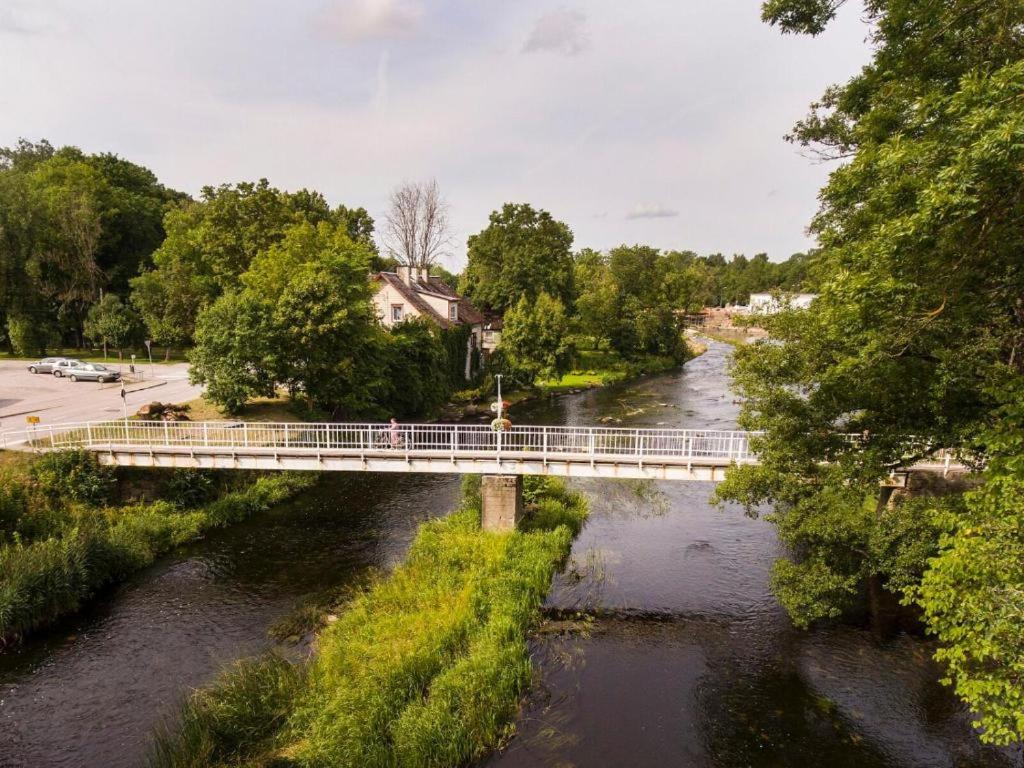 un ponte su un fiume con gente che ci cammina sopra di Lossi 8 Põltsamaa Lonny jõevaatega a Põltsamaa