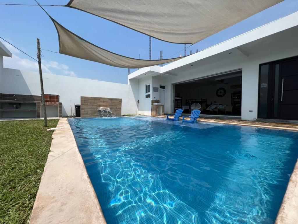 una piscina en el patio trasero de una casa en Las Villas Taxisco en Taxisco