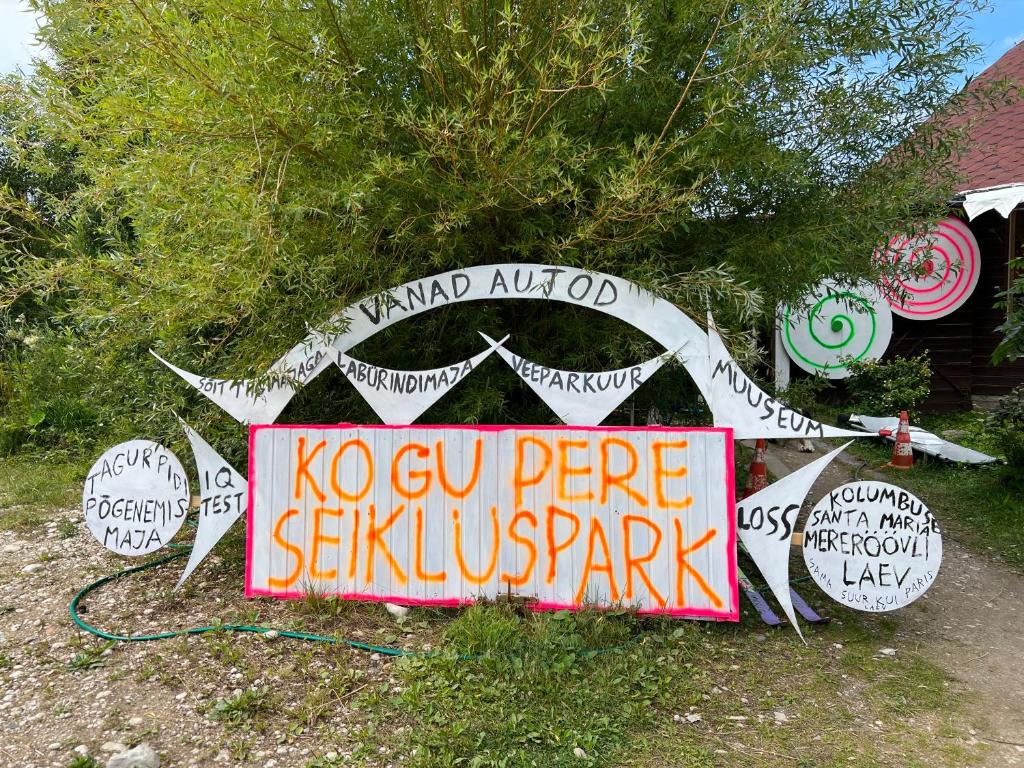Certifikát, hodnocení, plakát nebo jiný dokument vystavený v ubytování Suurekivi külalistemaja
