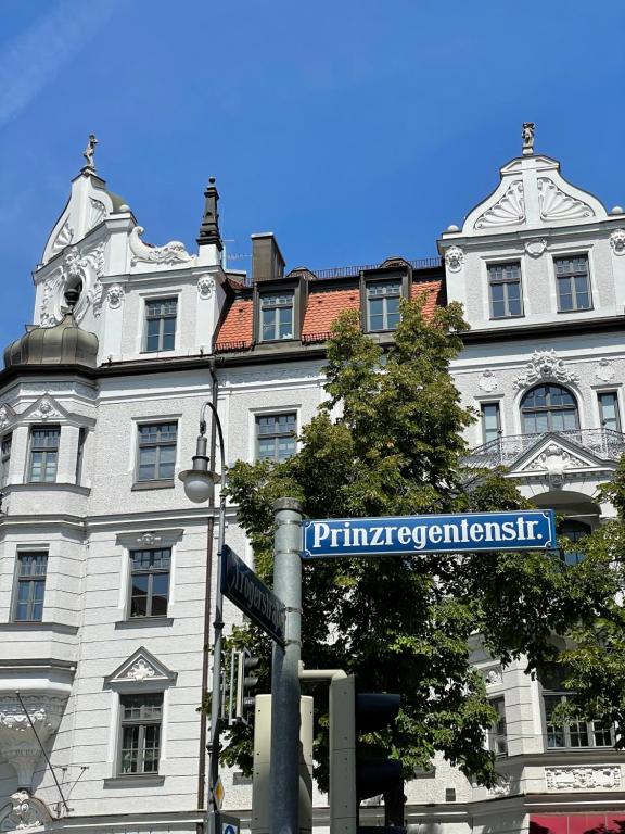 un letrero de la calle frente a un edificio en Beautiful City Apartment „Shakespeare“, en Múnich