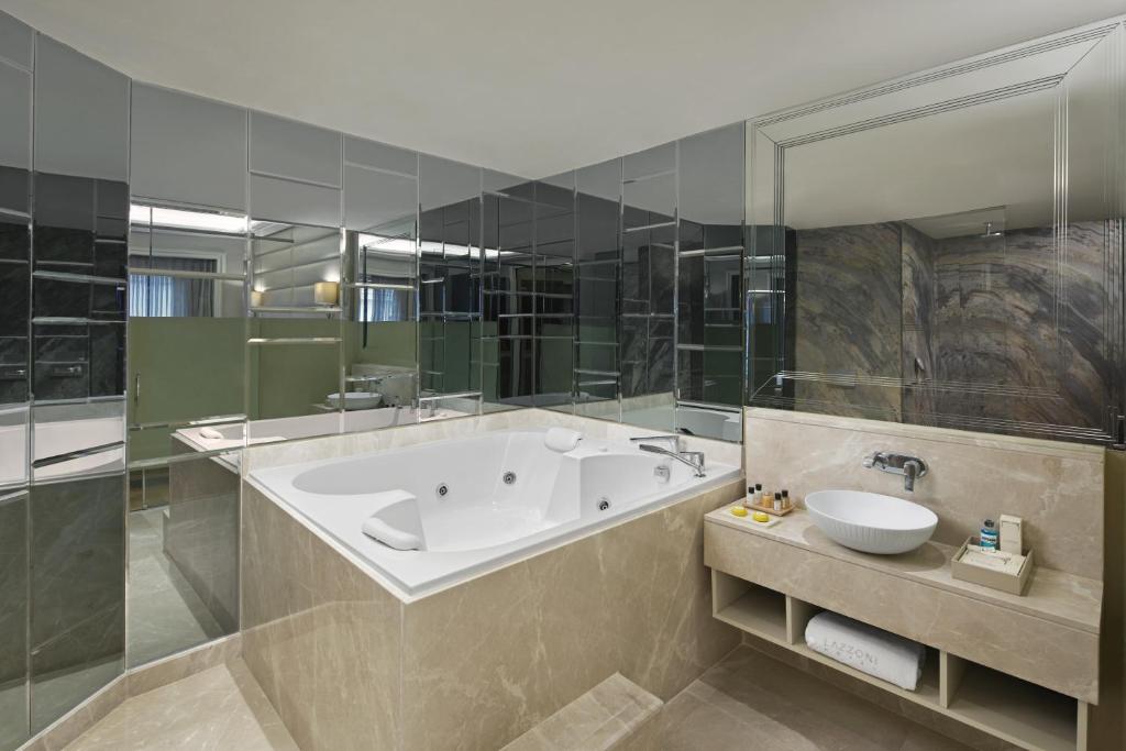 Lazzoni Hotel - Golden Horn Signature Park Suite