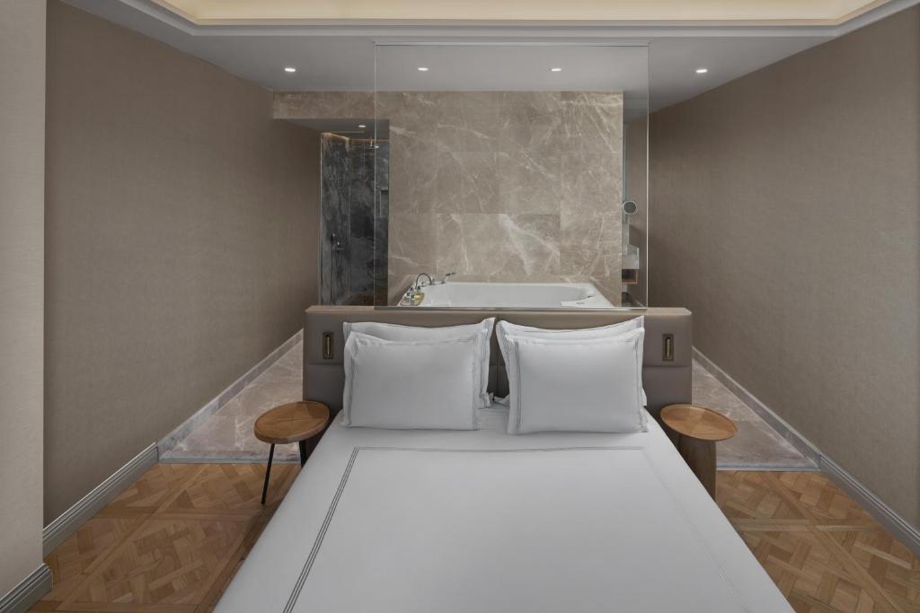 Lazzoni Hotel - Lifestyle Terrace Suite With Spa Bath