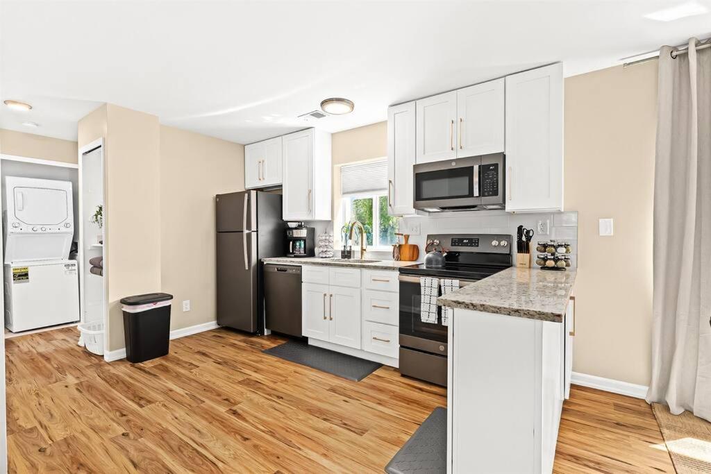 Η κουζίνα ή μικρή κουζίνα στο New! Comfy 1BR Upper Flat near Downtown Roseville