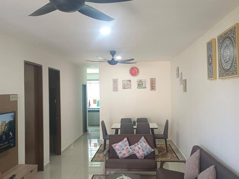 Μια τηλεόραση ή/και κέντρο ψυχαγωγίας στο Shazz Homestay by Paradigma