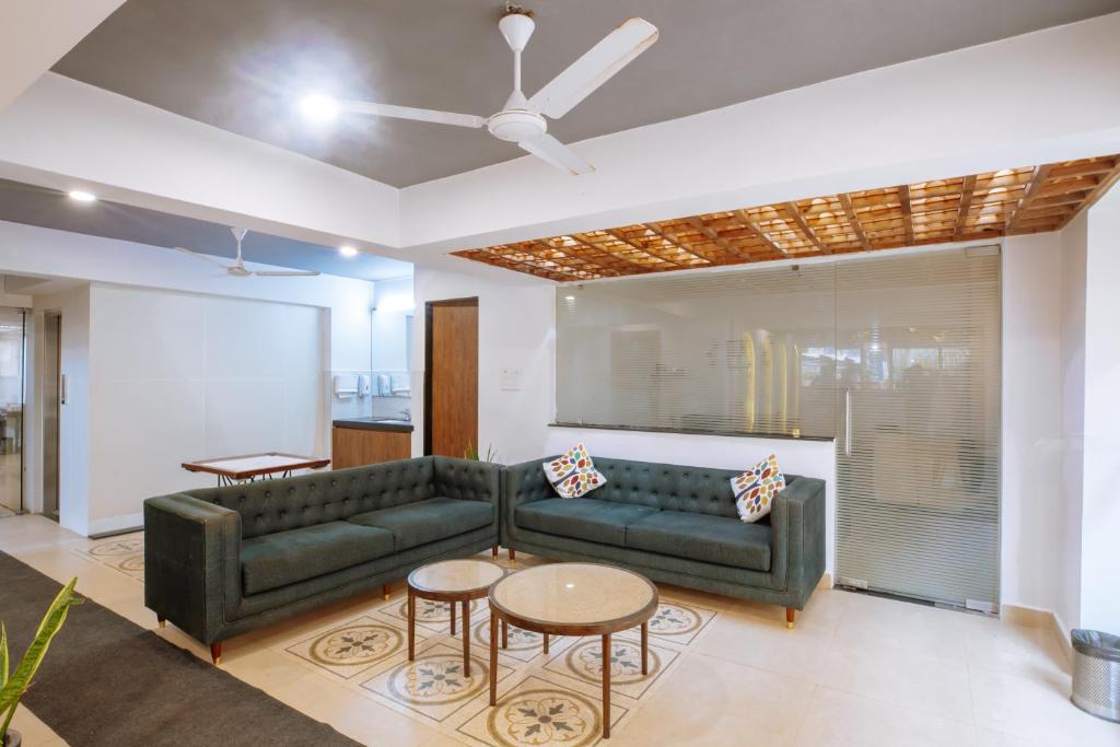 Posezení v ubytování Kay's Calangute Resort Service Apartments