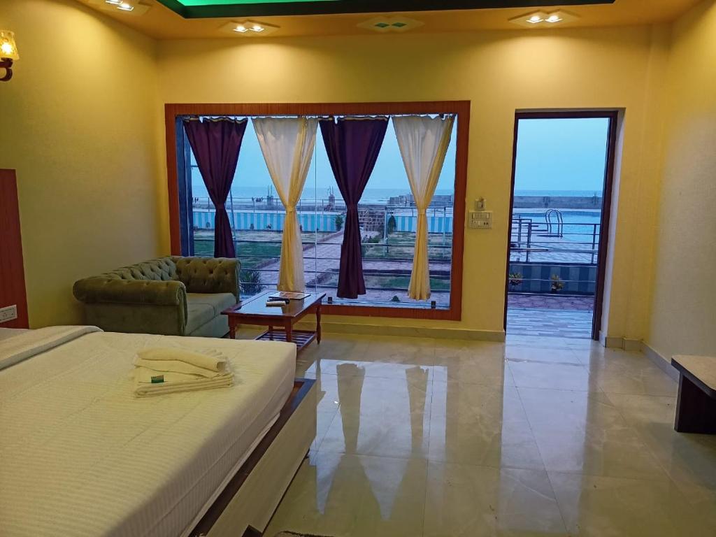 Postel nebo postele na pokoji v ubytování ST Apple Beach Resort Mandarmani